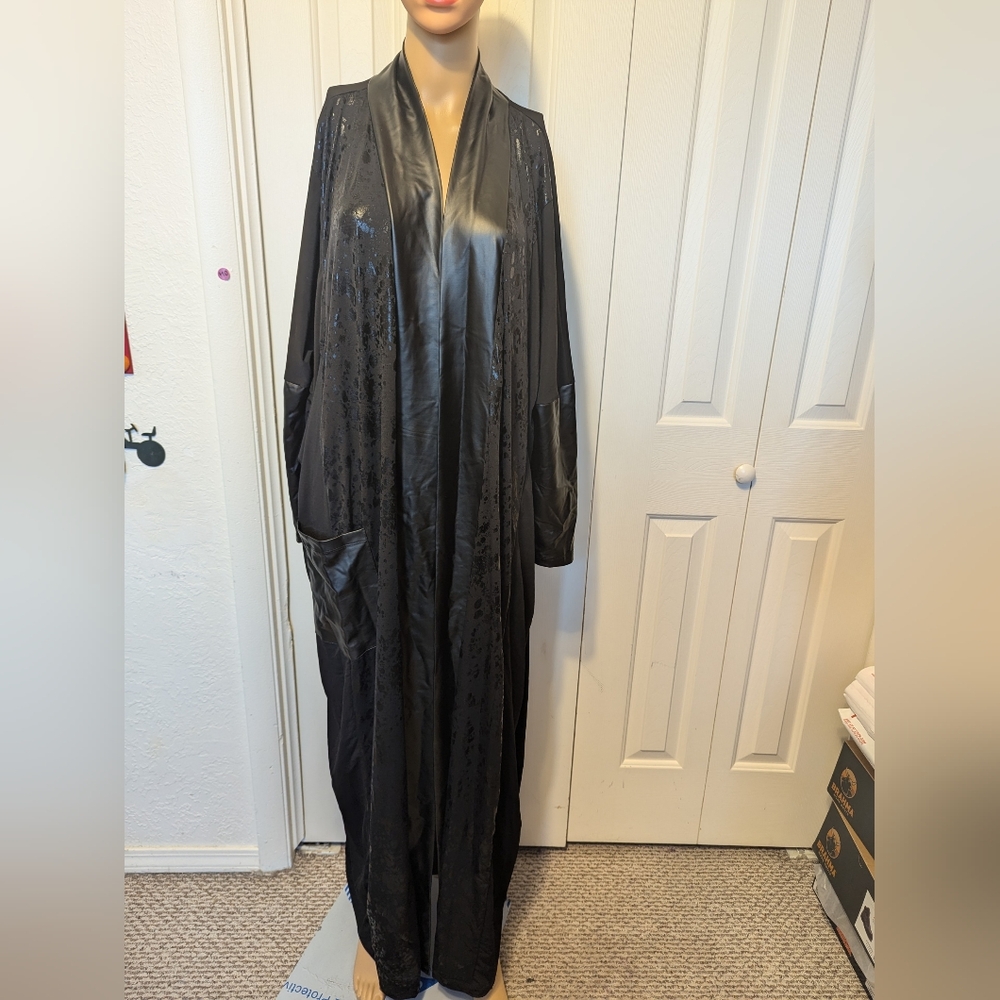 Plistre Black women's Robe size L/XL.